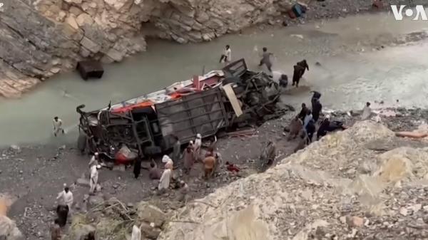 33 کشته و زخمی بر اثر سقوط اتوبوس به دره